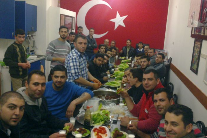 Gençlik Kolu Cuma Toplantısında Urfa Usulu çiğ köfte Yaptırdı... 