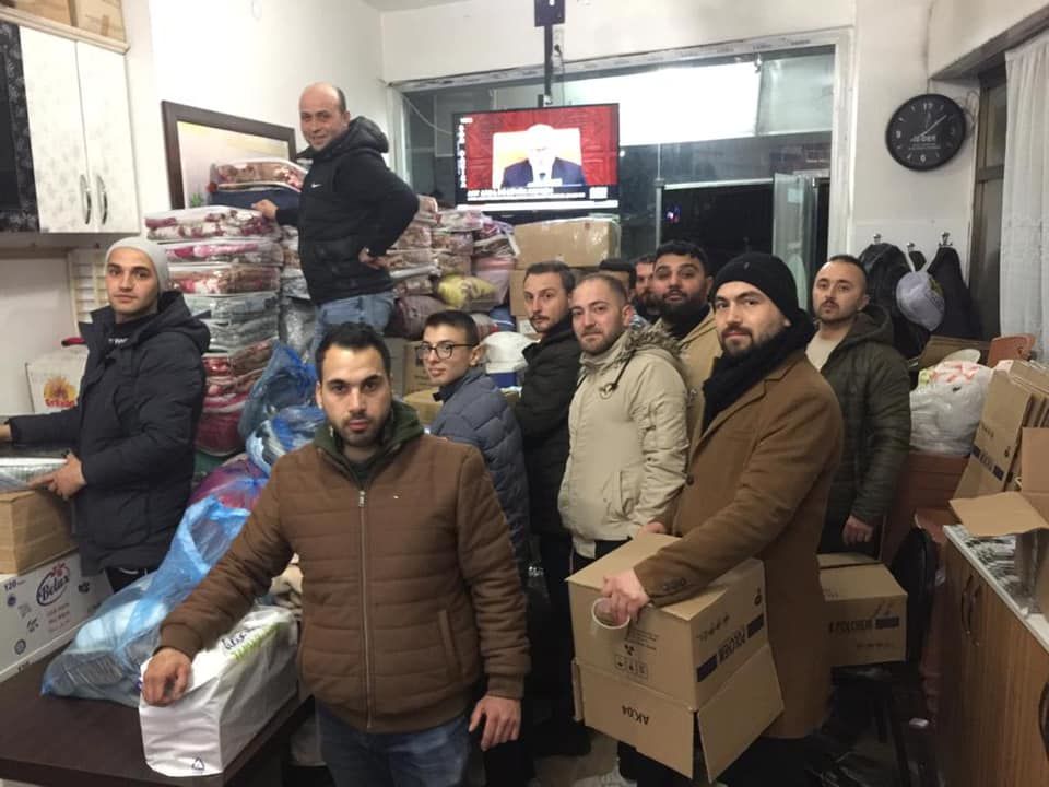 Erzak yardımı için Derneğimizde paketleme tüm hızıyla sürüyor… 