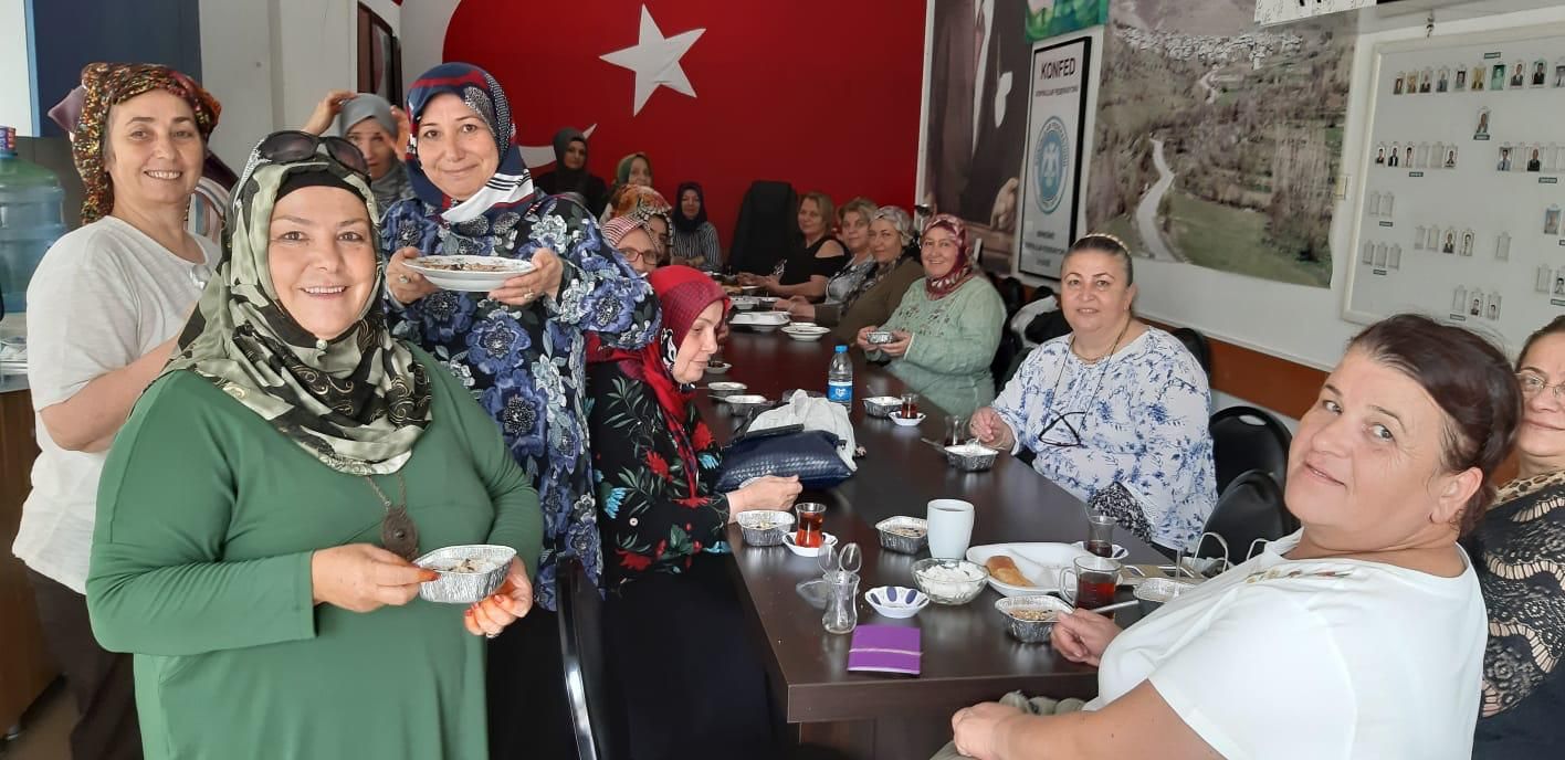 Kadın Kolları Başkanımız ve Yönetimi Bayanlar olarak Bu gün Derneğimizde Aşure Yapmışlardır. 