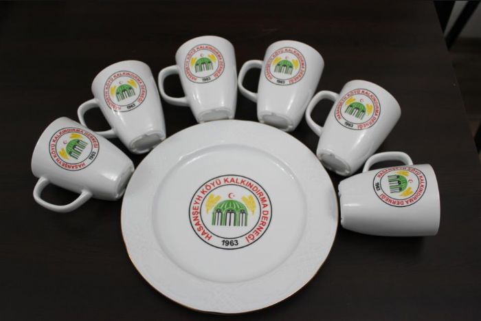 Derneğimiz amblemli özel üretilmiş porselen kupa ve tabaklar satışa sunulmuştur... 